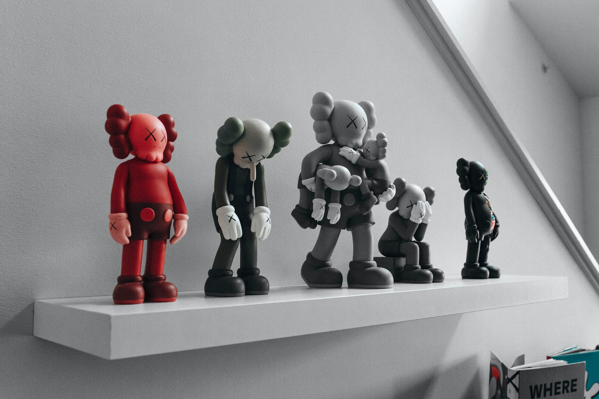Figurine Kaws posée sur un étagère dans un appartement de type parisien